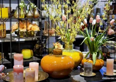 Als kaarsenfabrikant met atelier in het Belgische Dottenijs, levert Dekocandle elke dag maatwerk af. Ze gieten alle kaarsen met de hand in talrijke ontwerpen en meer dan 75 kleuren.